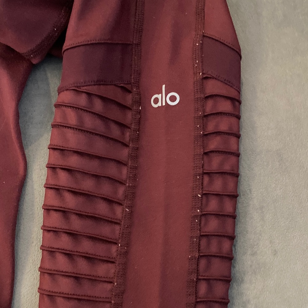 ALO Yoga Ribbed Panel Leggings in Burgundy - Picture 7 of 7